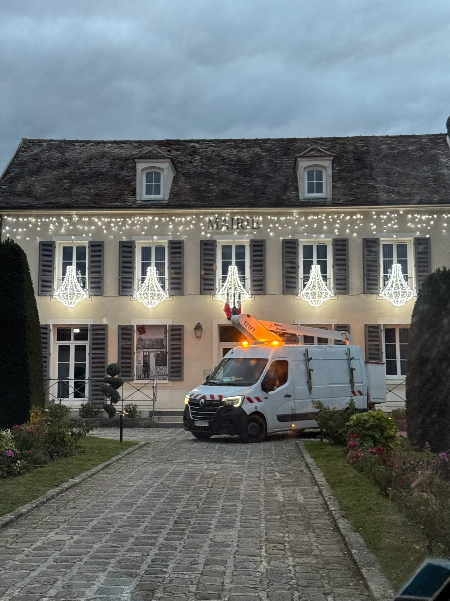 Éclairage urbain nocturne d'une rue commerçante après rénovation
